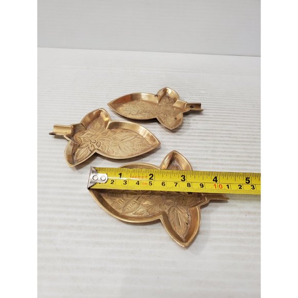 Vintage small etched brass leaf ashtray- aged - set of three - Picture 9 of 10